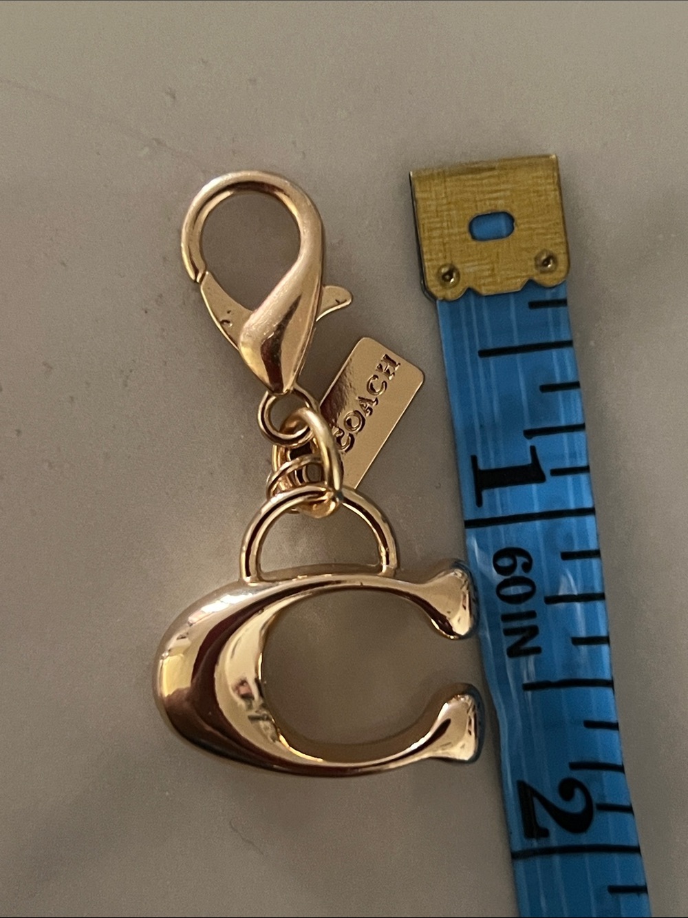 💥💥Coach Gold 'C' Logo Key Charm with Tag - Picture 5 of 6